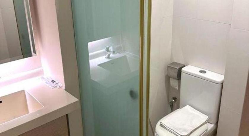 Hotel Reddoorz Premium @ Balestier