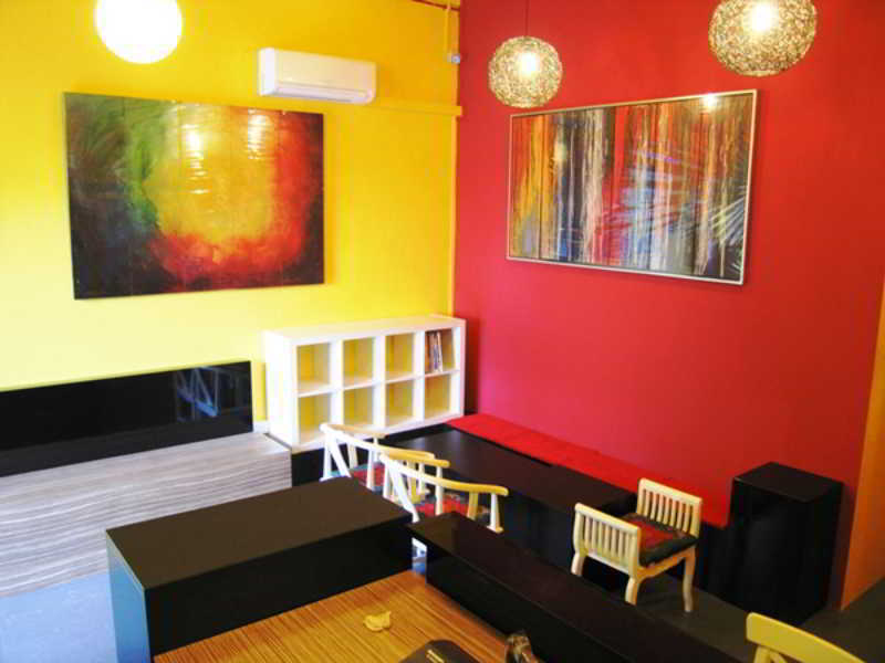 Moni Gallery Hostel *