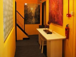 Moni Gallery Hostel *