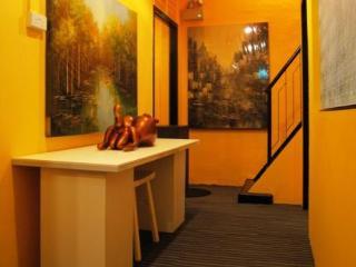 Moni Gallery Hostel