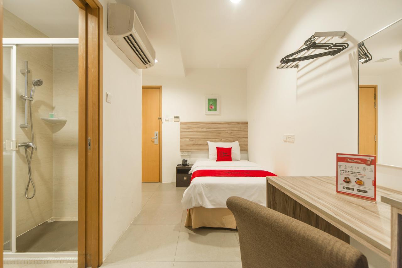 Reddoorz Plus @ Victoria Street Singapore
