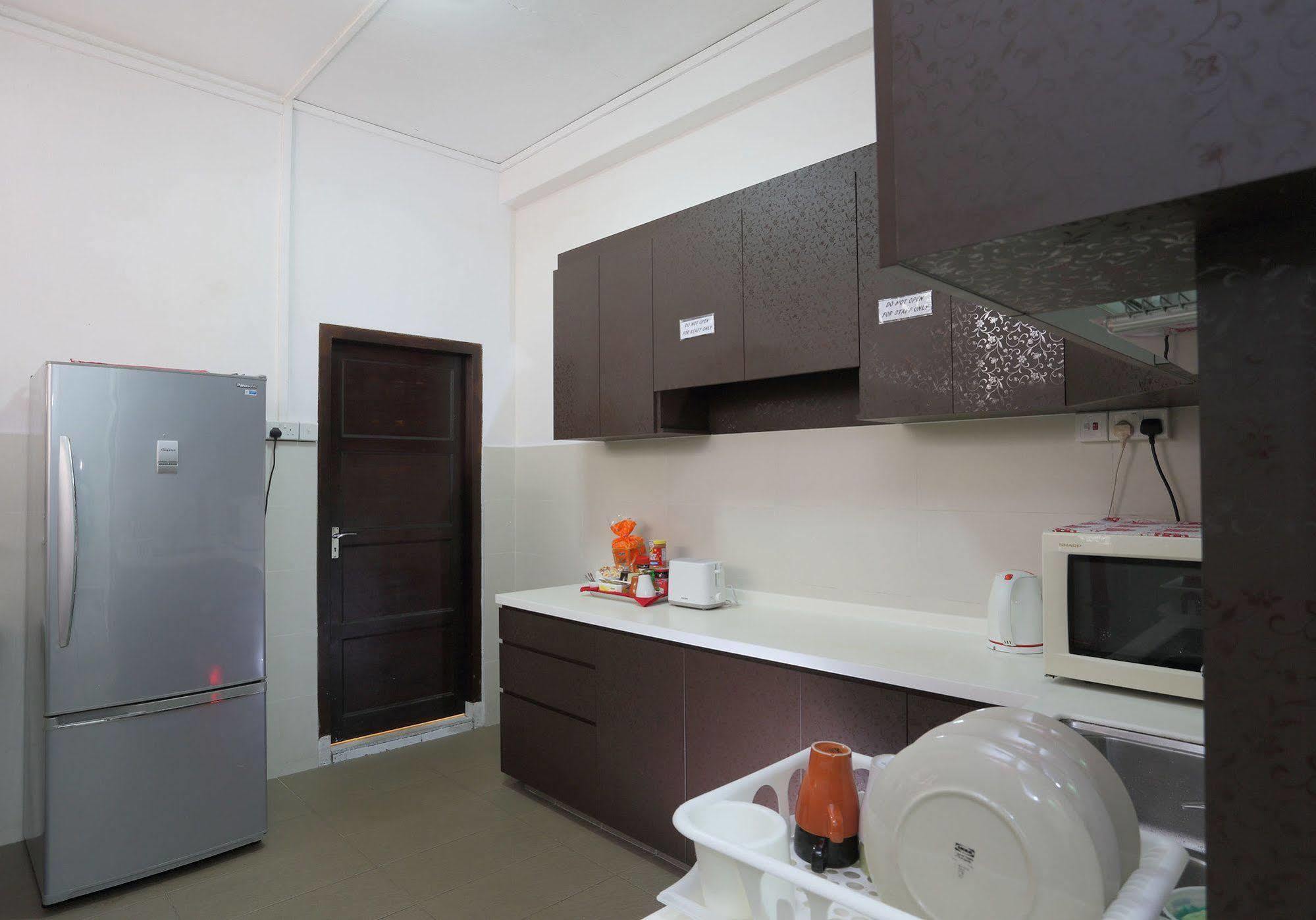 Gusti Hostel *