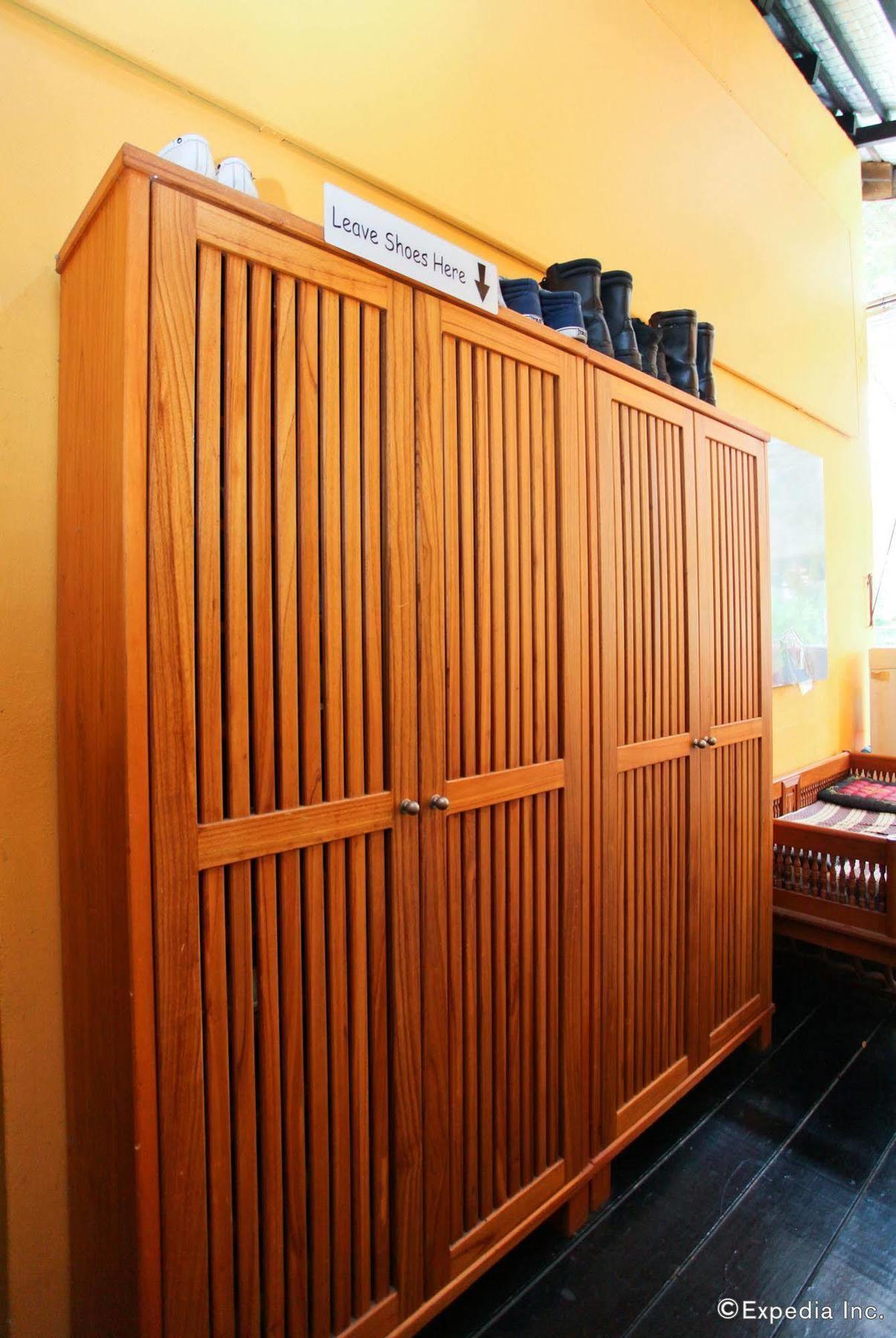 Moni Gallery Hostel