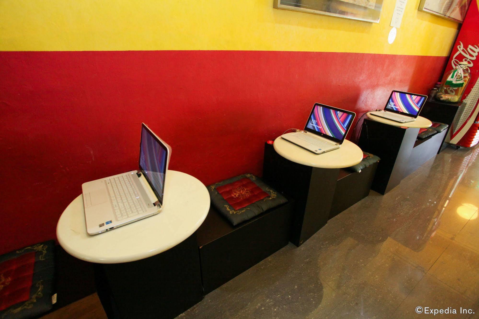Moni Gallery Hostel