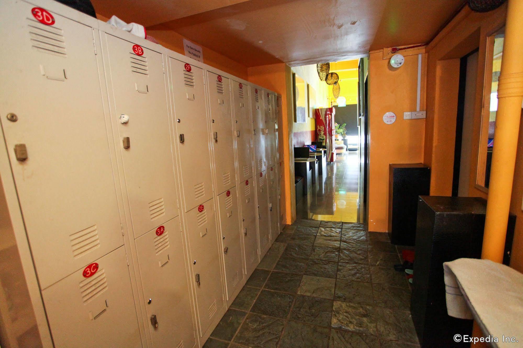 Moni Gallery Hostel *