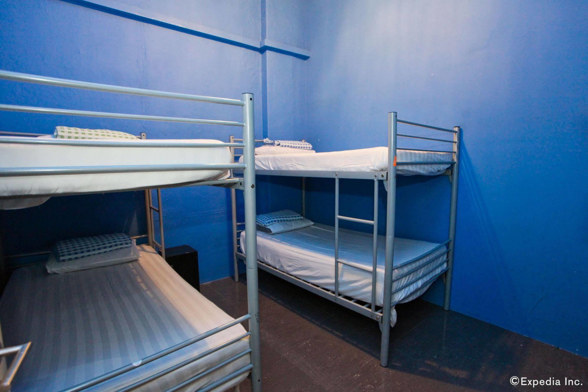 Moni Gallery Hostel Singapore