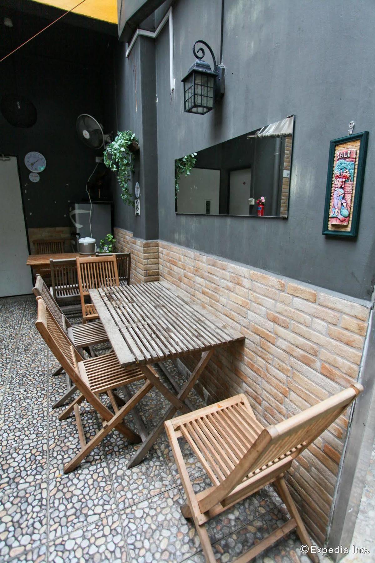 Moni Gallery Hostel