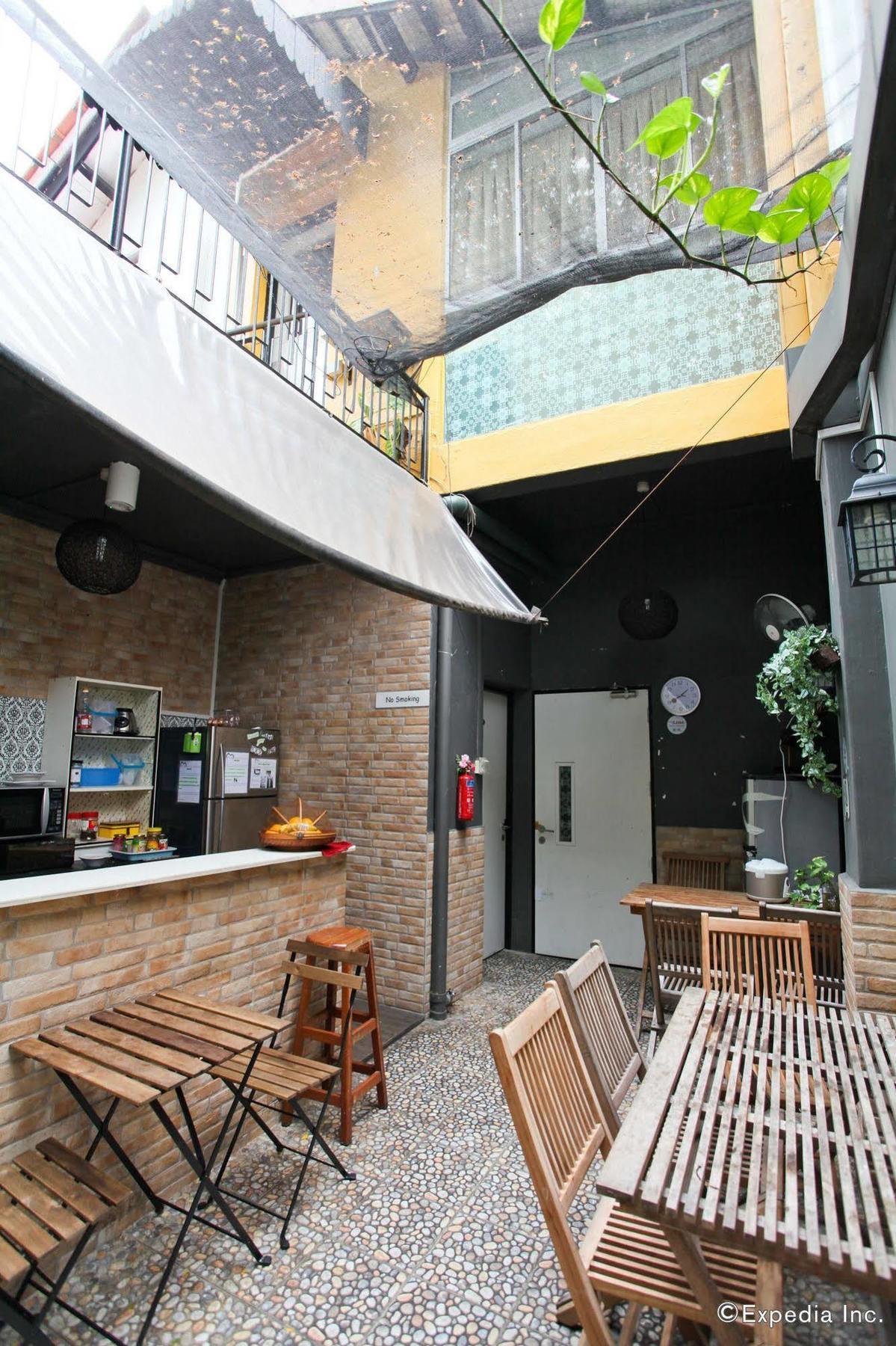 Moni Gallery Hostel *