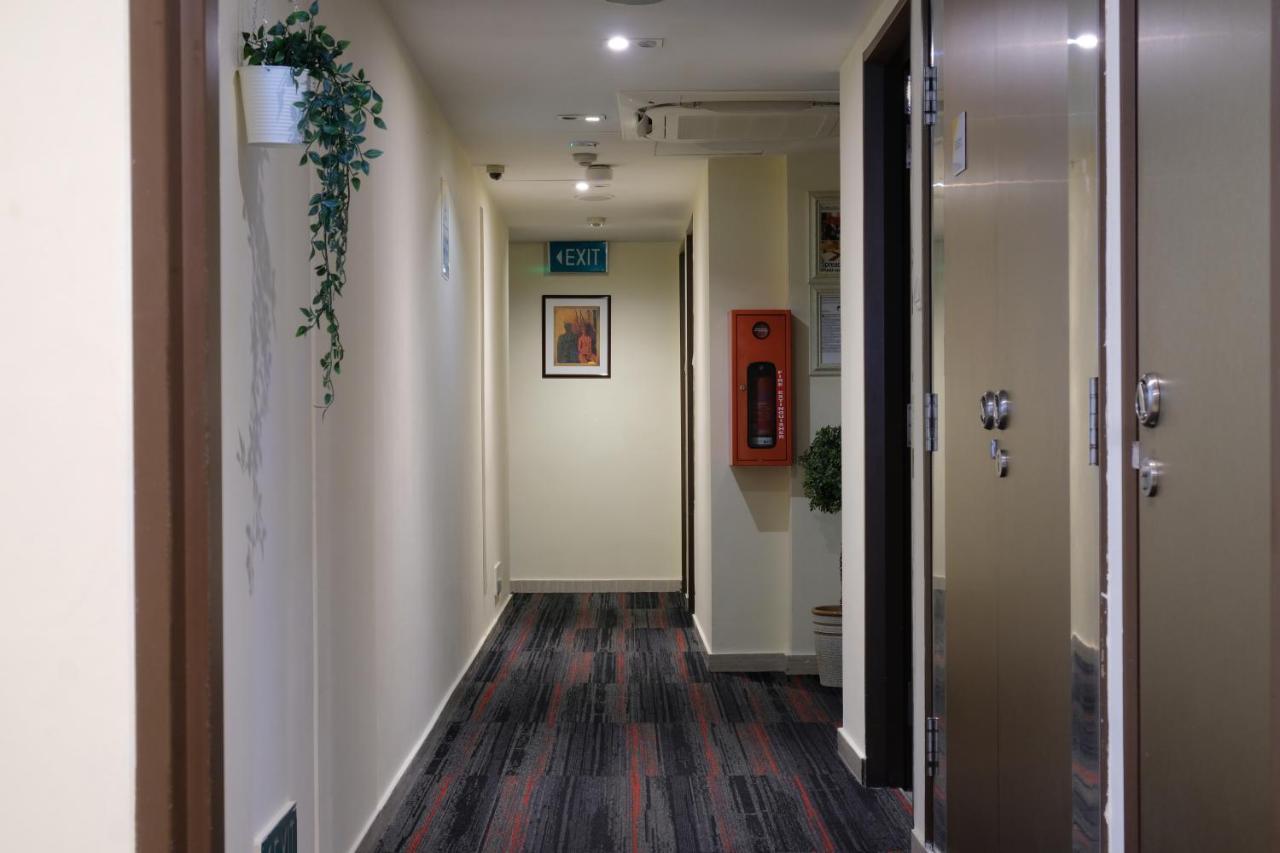 Single Sharing And Short At Sandpiper Hotel Singapore