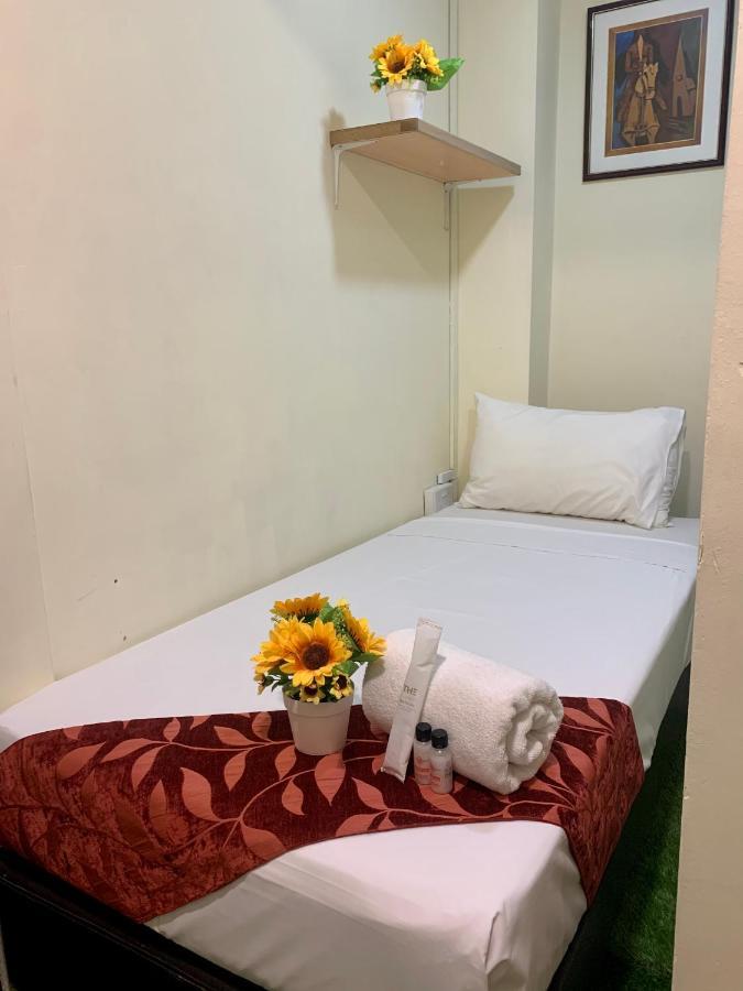 Single Sharing And Short At Sandpiper Hotel Singapore