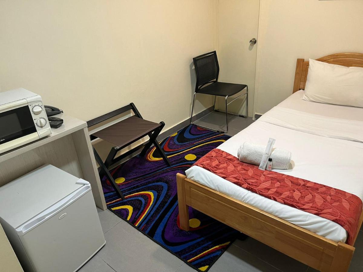Single Sharing And Short At Sandpiper Hotel Singapore
