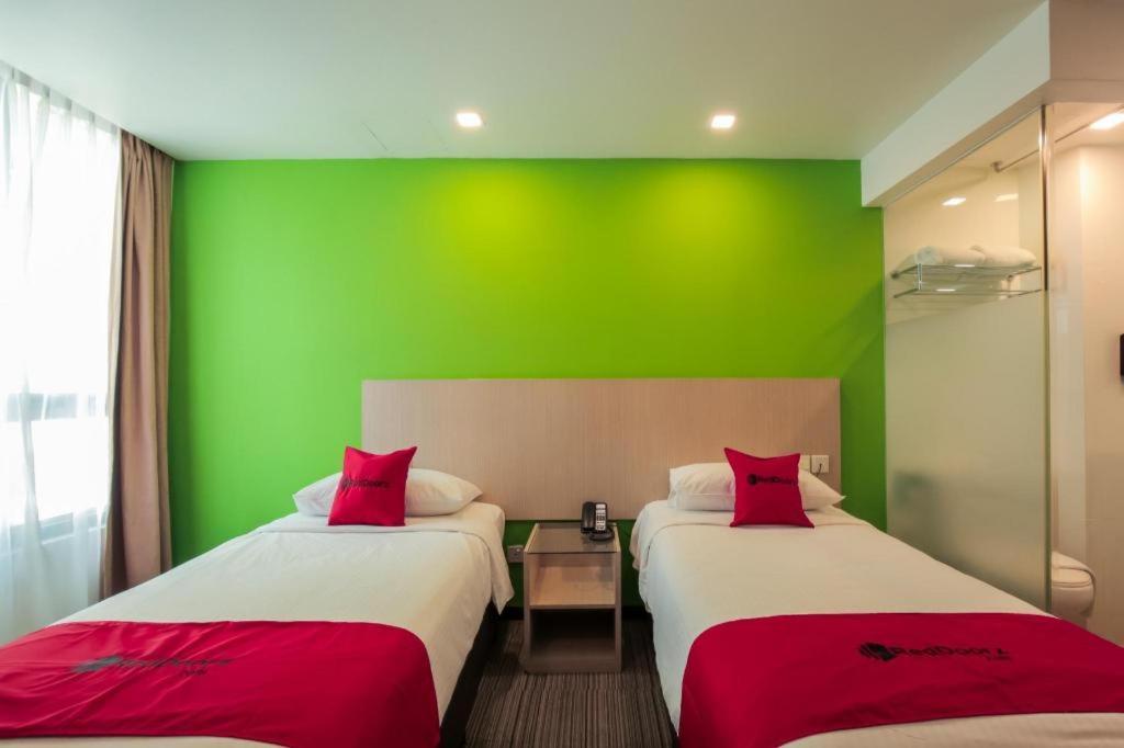 Reddoorz Premium @ Balestier Singapore