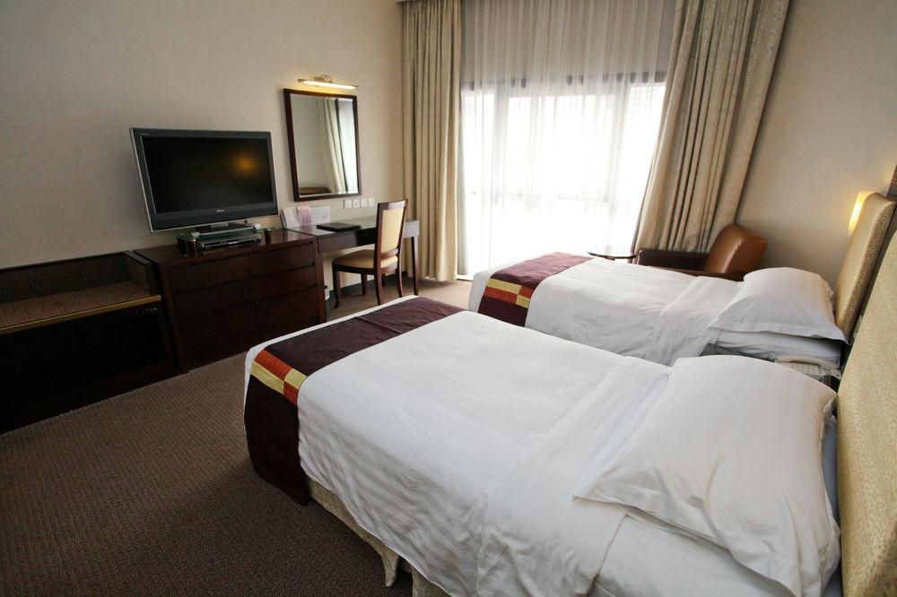 Royal Queens Hotel 4*