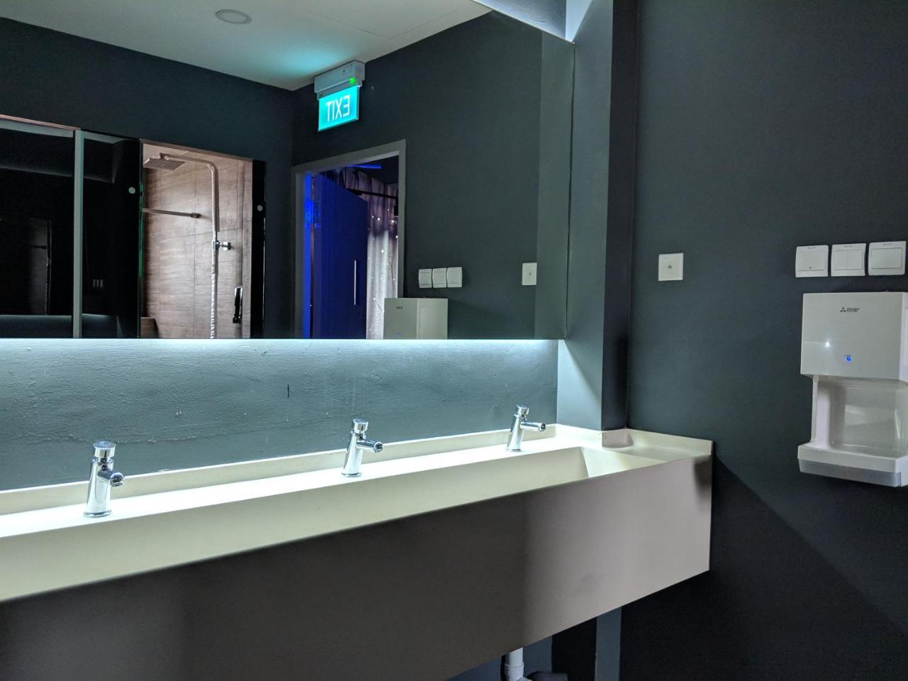 Capsule hotel Met A Space Pod At Arab Street 2*