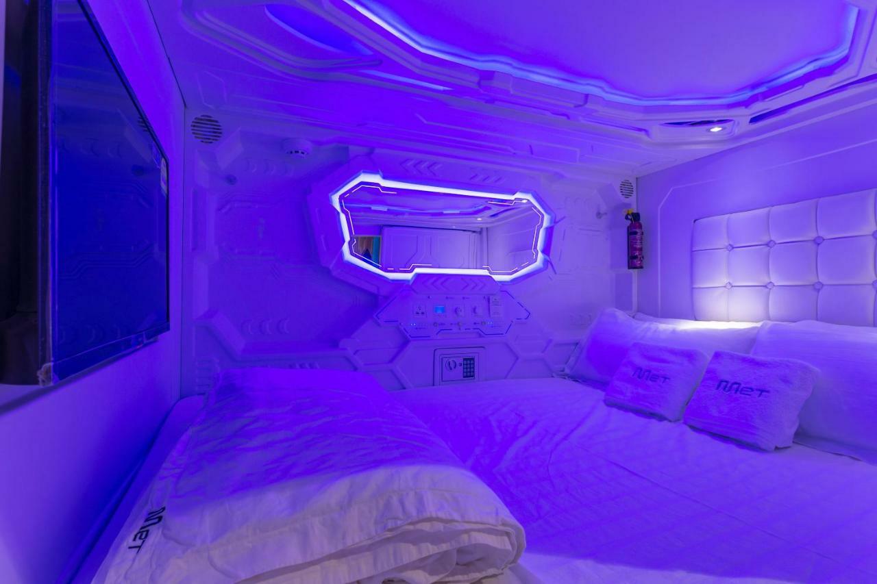 Capsule hotel Met A Space Pod At Arab Street